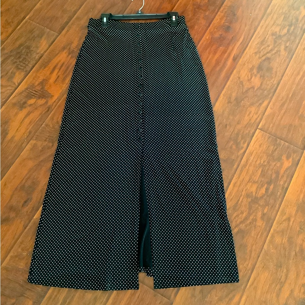 Exclusively atractive polka  dot maxi skirt🤍🖤🤍🖤🤍